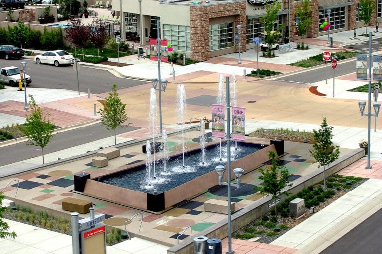 Water feature in shopping center, programmable and with eight spray nozzles.